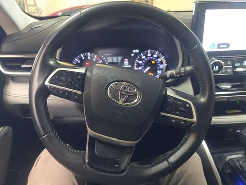 Used 2023 Toyota Highlander XLE AWD/4WD image 9