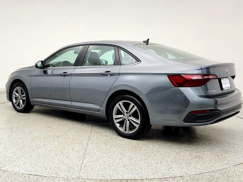 Used 2023 Volkswagen Jetta SE w/ Panoramic Sunroof Package FWD image 4