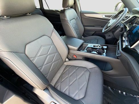 Used 2025 Volkswagen Atlas Cross Sport SE image 14