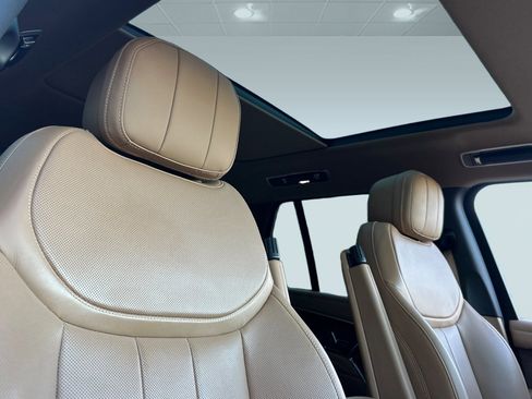 Used 2025 Land Rover Range Rover SE image 14