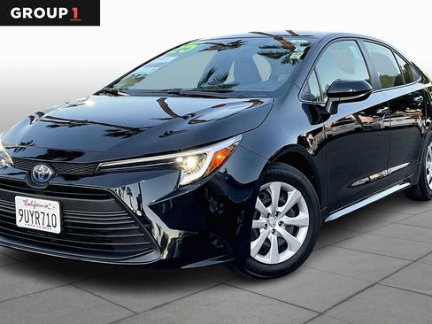 Certified 2025 Toyota Corolla LE image 1