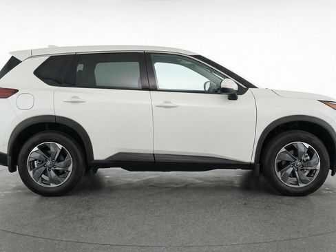 Used 2025 Nissan Rogue SV image 8