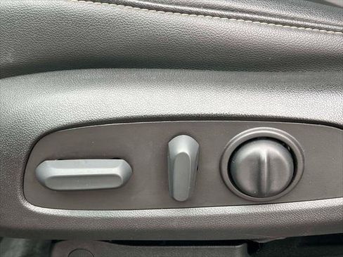 Used 2022 Chevrolet Traverse LT image 16