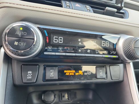 Used 2019 Toyota RAV4 XLE Premium image 29