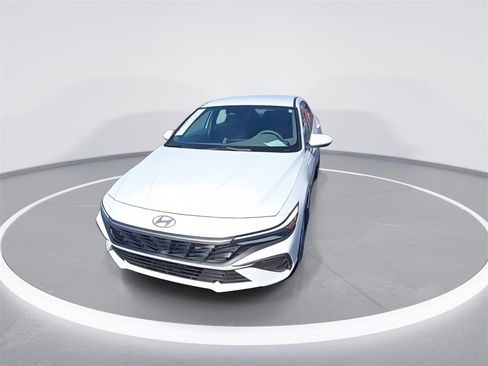 Used 2025 Hyundai Elantra SE image 3