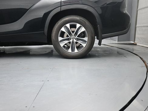 Used 2023 Toyota Highlander XLE FWD image 14