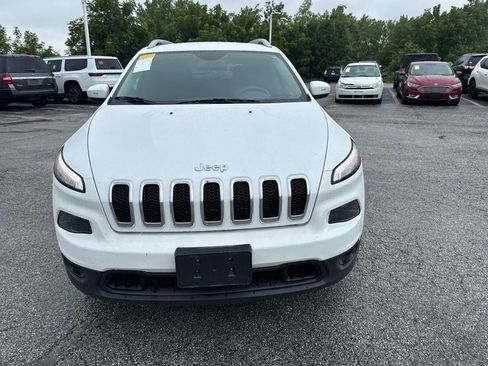 Used 2018 Jeep Cherokee Latitude w/ Cold Weather Group AWD/4WD image 2
