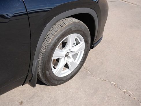 Used 2024 Toyota Highlander LE image 10