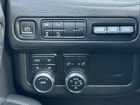 Used 2021 GMC Yukon Denali image 32