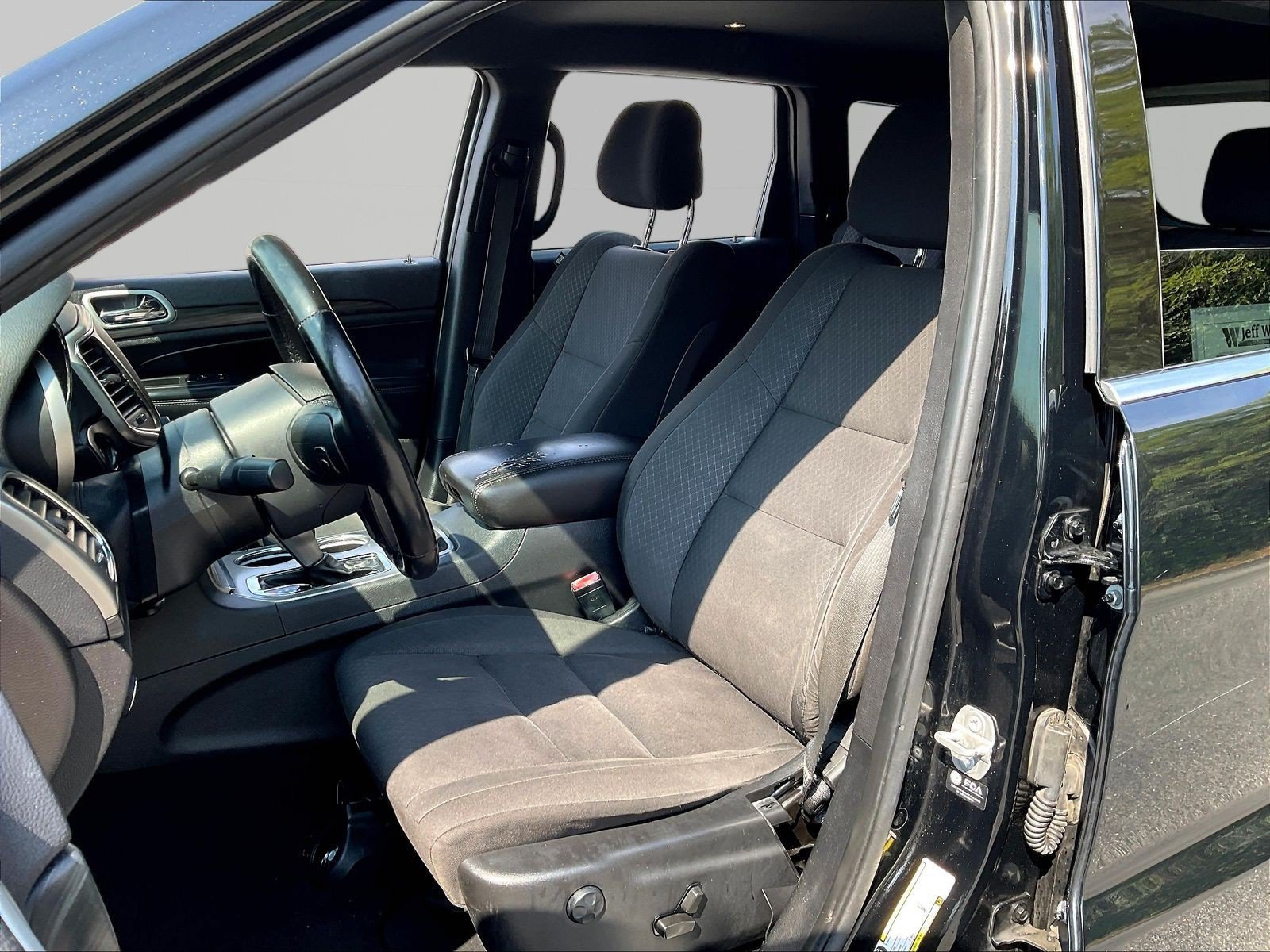 Used 2021 Jeep Grand Cherokee Laredo w/ Security & Convenience Group AWD/4WD image 21