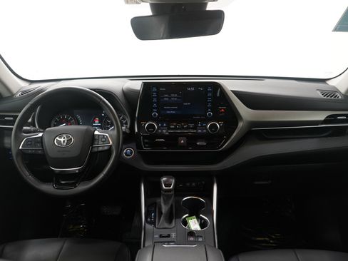Used 2020 Toyota Highlander XLE image 18
