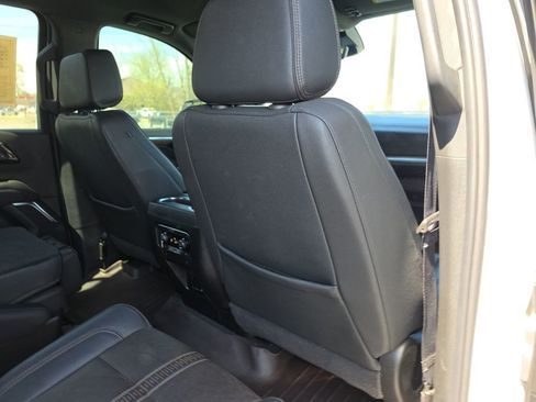 Used 2025 Chevrolet Suburban High Country image 31