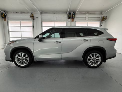 Used 2021 Toyota Highlander Limited AWD/4WD image 2