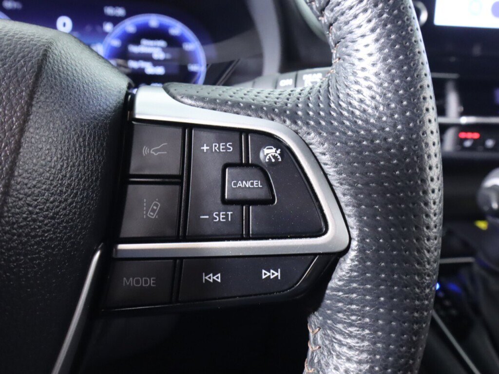 Used 2025 Toyota Sienna Platinum AWD/4WD image 14