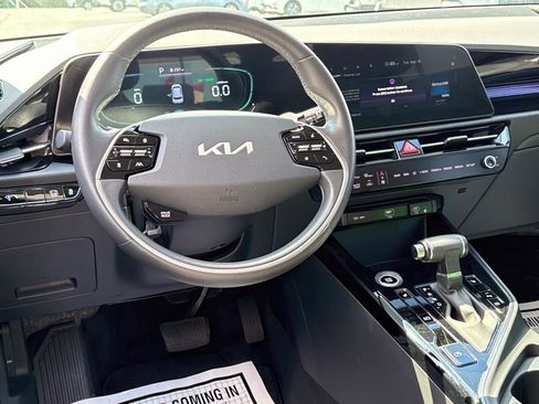 Used 2023 Kia Niro EX image 11