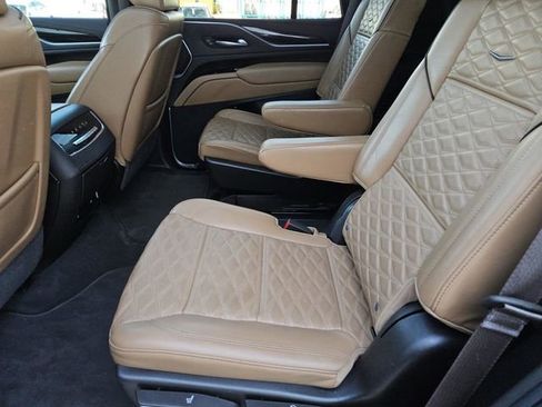 Used 2022 Cadillac Escalade Premium Luxury image 33