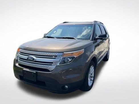 Used 2015 Ford Explorer XLT w/ Equipment Group 201A AWD/4WD image 3