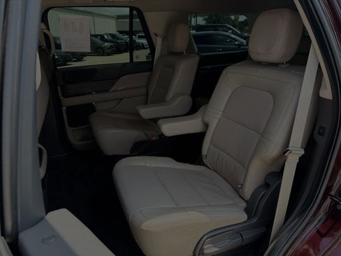Used 2024 Lincoln Navigator Premiere AWD/4WD image 22
