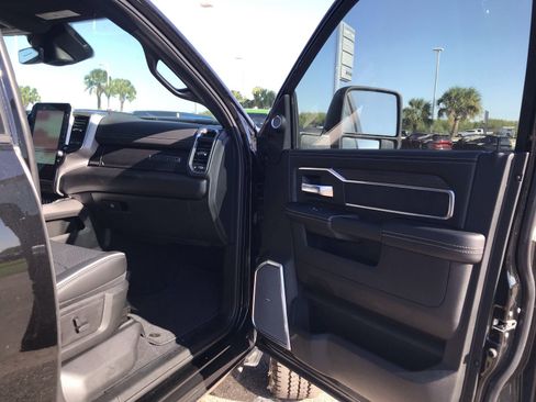 New 2025 RAM 2500 Laramie AWD/4WD image 18