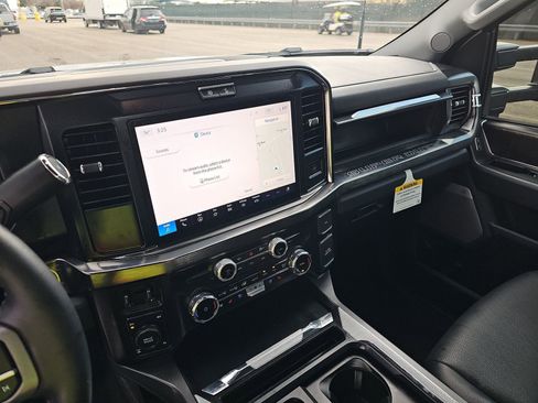 Used 2025 Ford F350 Lariat w/ FX4 Off-Road Package image 4