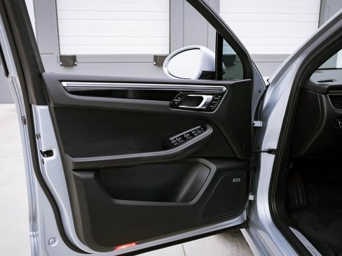 Used 2018 Porsche Macan S image 17