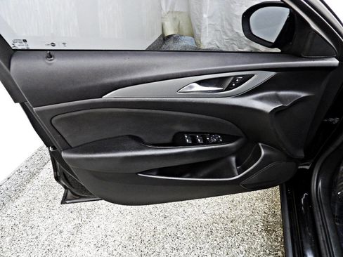 Used 2018 Buick Regal Preferred image 7