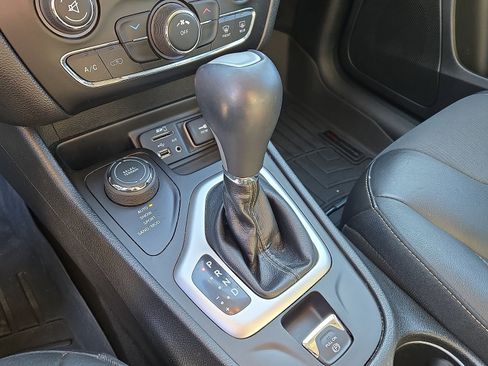 Used 2018 Jeep Cherokee Latitude Plus image 18