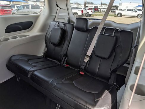 Used 2023 Chrysler Pacifica Touring-L image 29