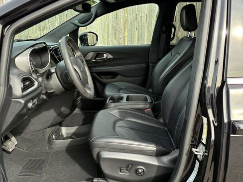 Used 2025 Chrysler Pacifica Select image 6