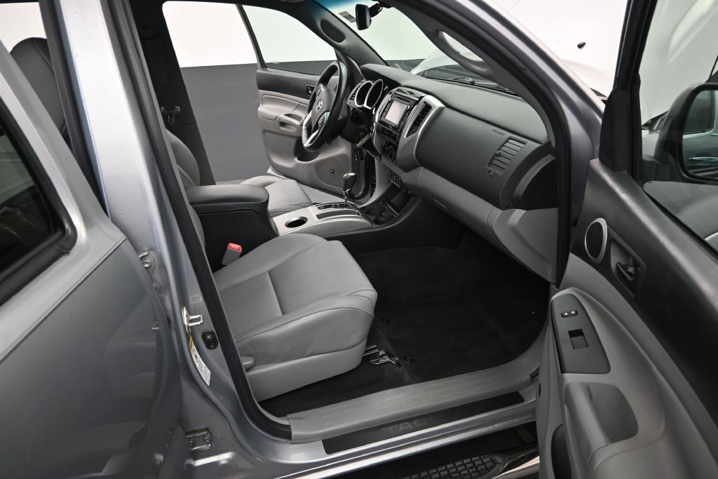 Used 2015 Toyota Tacoma 4x4 Double Cab w/ Limited Package image 13