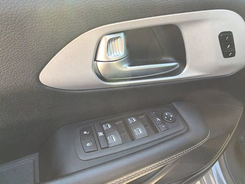 Used 2025 Chrysler Pacifica Limited FWD image 13