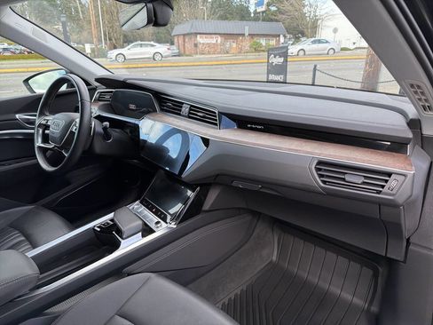 Used 2019 Audi e-tron Premium Plus image 21