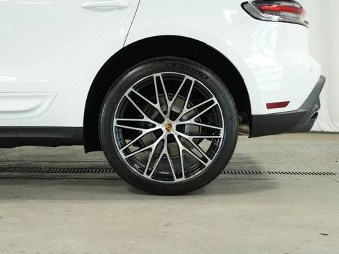 Certified 2025 Porsche Macan AWD/4WD image 43
