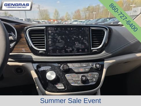 Certified 2024 Chrysler Pacifica Limited FWD image 31