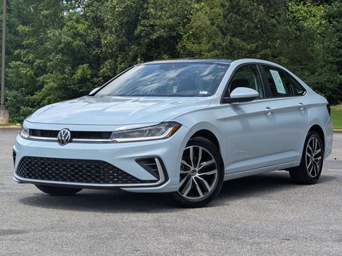 Used 2025 Volkswagen Jetta SE w/ Sunroof Package FWD image 4