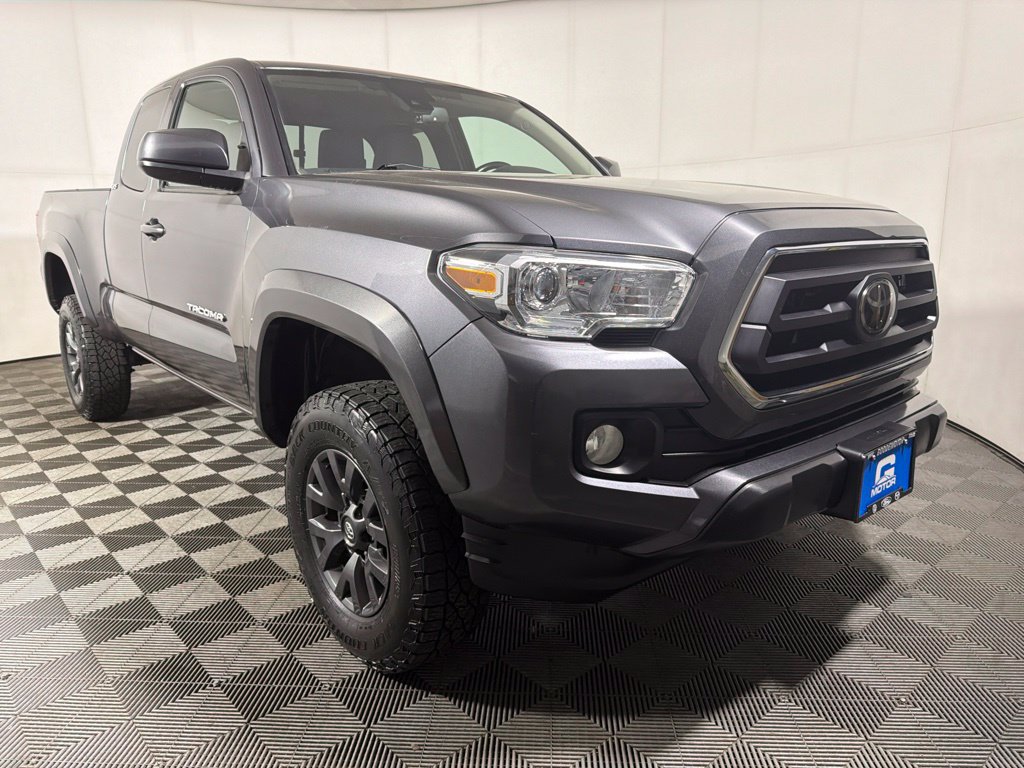 Used 2022 Toyota Tacoma SR5 AWD/4WD image 2