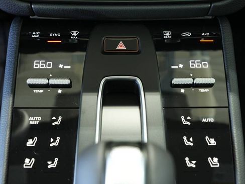 Certified 2025 Porsche Macan AWD/4WD image 21