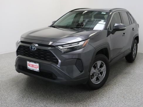 Used 2022 Toyota RAV4 XLE AWD/4WD image 2