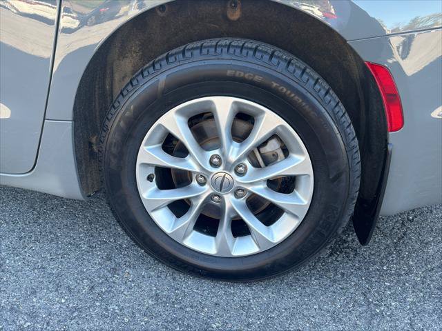 Certified 2025 Chrysler Pacifica Select AWD/4WD image 10