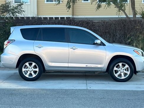Used 2014 Toyota RAV4 EV image 3