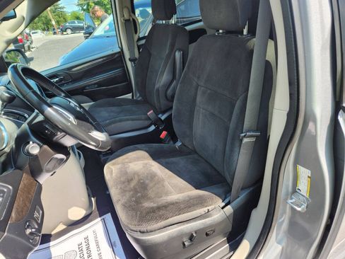 Used 2019 Dodge Grand Caravan SE w/ UConnect Hands-Free Group FWD image 19
