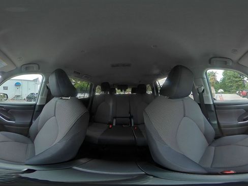 Used 2025 Toyota Highlander LE FWD image 44