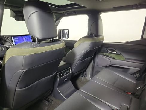 Used 2024 Lexus GX 550 AWD/4WD image 11