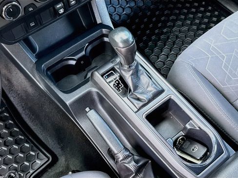 Used 2019 Toyota Tacoma SR5 AWD/4WD image 18