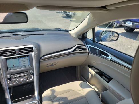 Used 2018 Ford Fusion SE w/ Fusion SE Technology Package FWD image 9