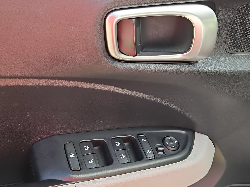 Used 2025 Hyundai Venue SEL FWD image 13