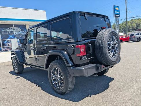 Used 2025 Jeep Wrangler Unlimited Sahara AWD/4WD image 6