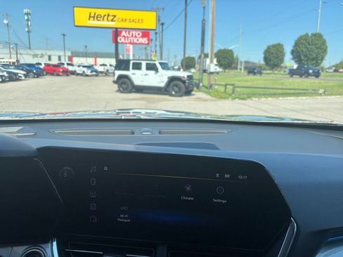 Used 2025 Chevrolet Trax LT FWD image 16