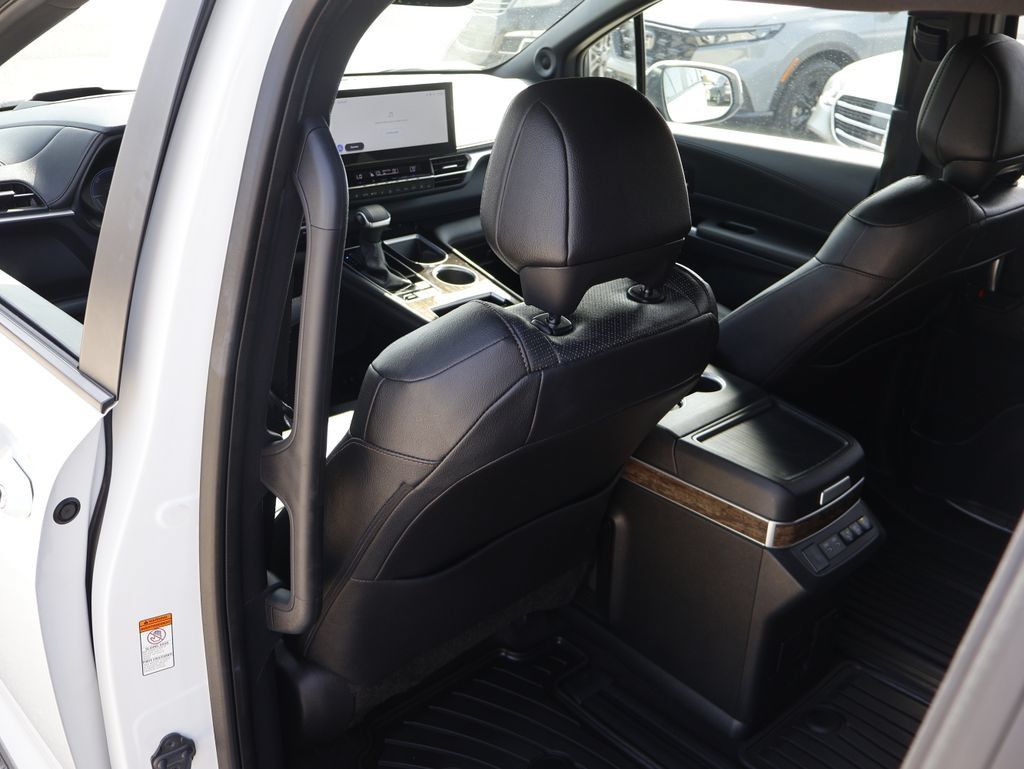 Used 2025 Toyota Sienna Platinum AWD/4WD image 11