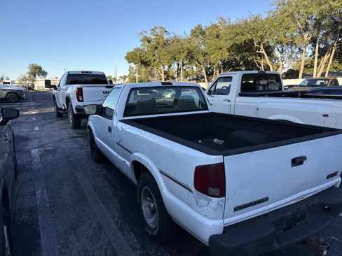 Used 2001 GMC Sonoma SL w/ HD Suspension Pkg image 3